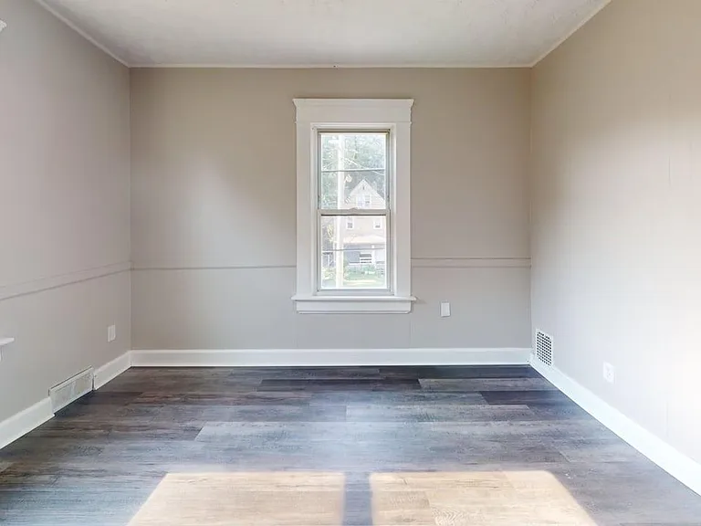 1116 Laird St — Photo 4