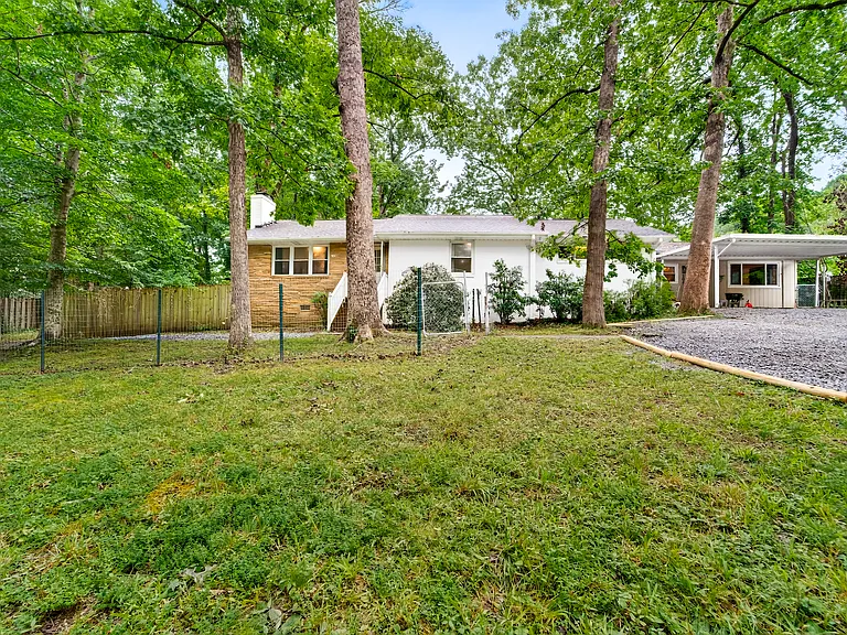 102 Nottingham Ln — Photo 31