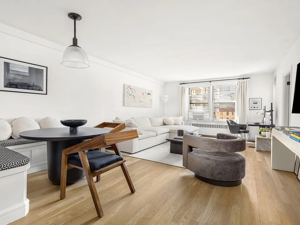 60 E 9th St #638