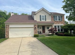 560 Thornridge Dr, Rochester Hills, MI