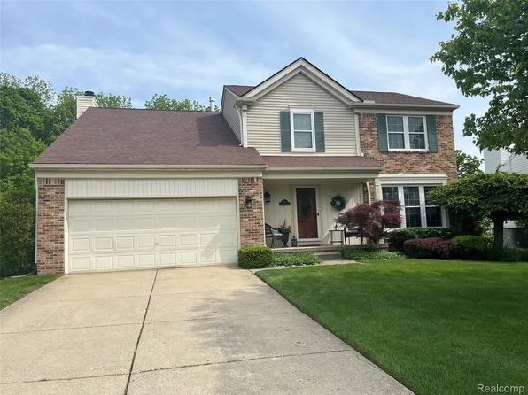 560 Thornridge Dr, Rochester Hills, MI 48307