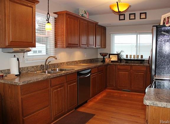 3rd image of 34993 Parkdale St