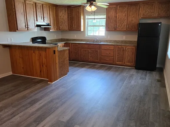 913 N Main St APT B, Blackstone, VA 23824