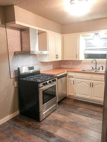 1008 N Whisenant Dr Photo 1