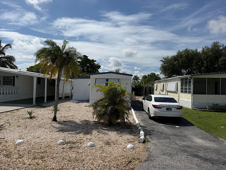 5504 Lagoon Dr — Photo 1