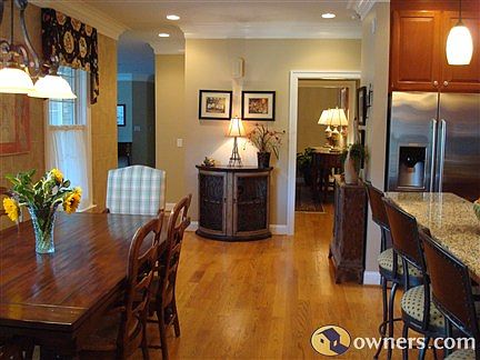 Eat-in Kitchen and Bar Area