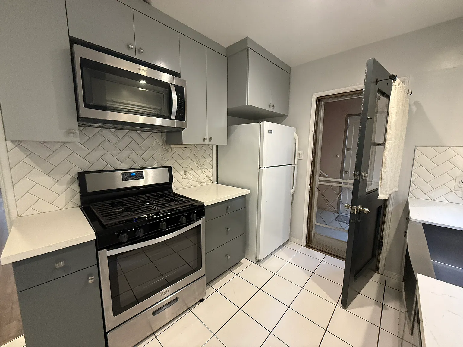 2 bed, 1.5 bath, 750 sqft, $2,995 — Photo 4