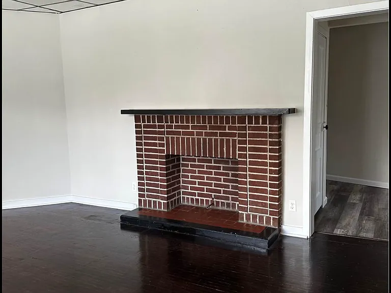 402 W Sample St — Photo 11