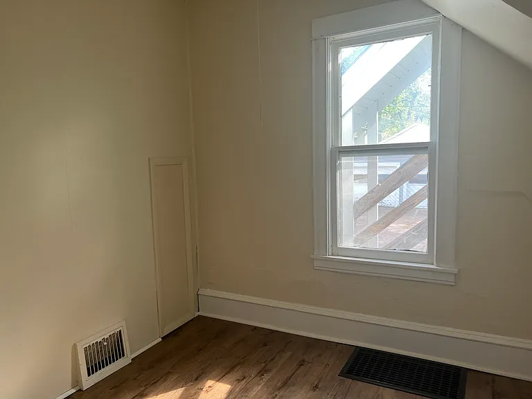 1221 Summit St — Photo 12