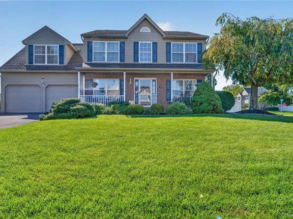 2790 Pond Dr, Easton, PA 18040