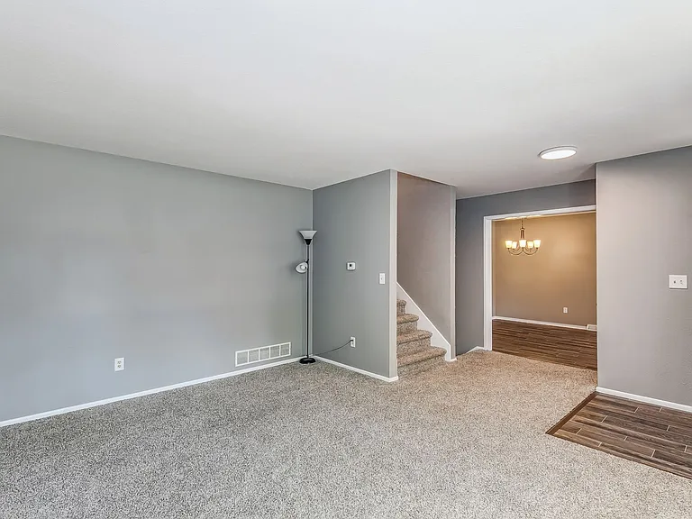 873 E Greenway Ct — Photo 2