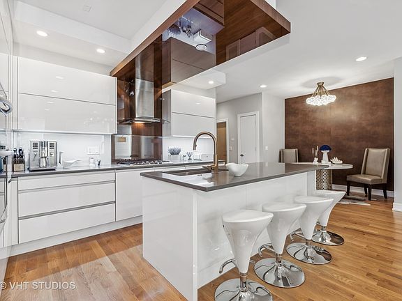 3rd image of 1014 N Larrabee St #2S