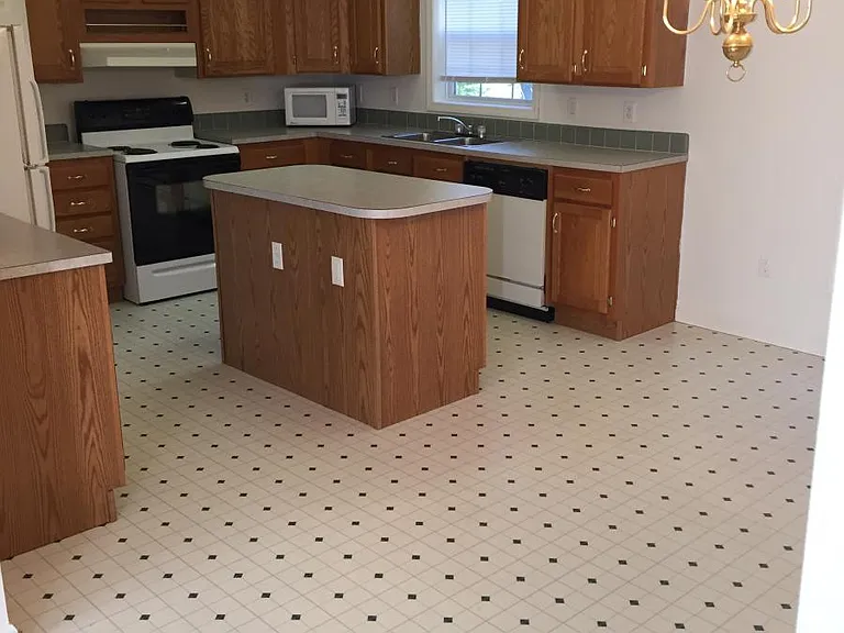 Large bright Cathedral Ceiling Kitchen