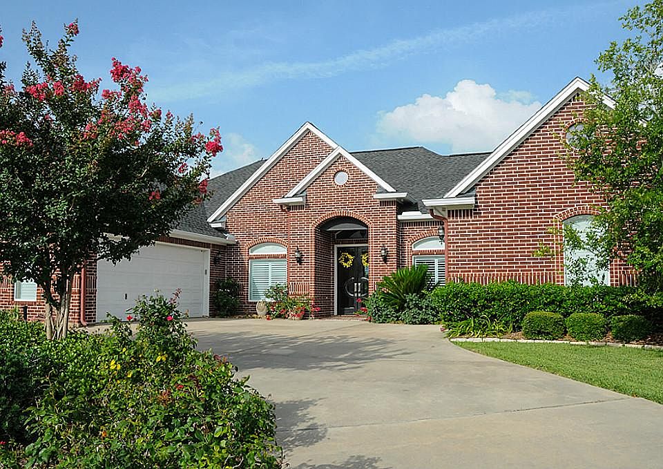 Amazing Custom Home with lots of Extras!