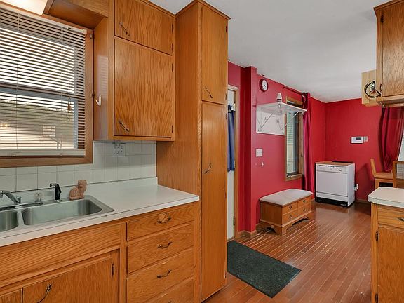 4th image of 424 32nd Ave N