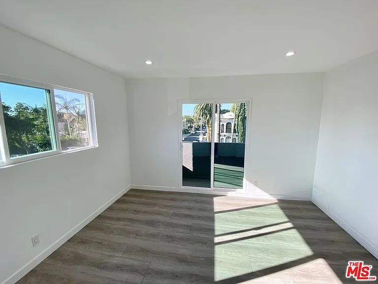 1000 Havenhurst Dr #7 — Photo 12