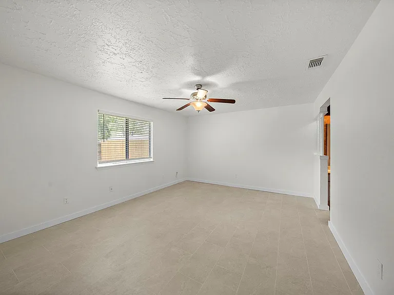13815 Grosvenor St — Photo 23