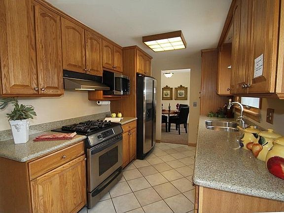 Kitchen - Stainless Appliances & Silestone Counters