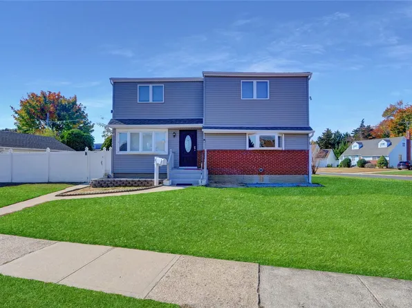 11 Hunt Place, Bethpage, NY 11714