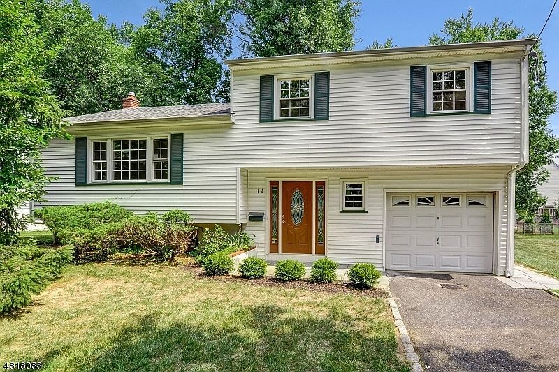 1st image of 11 Ashwood Dr