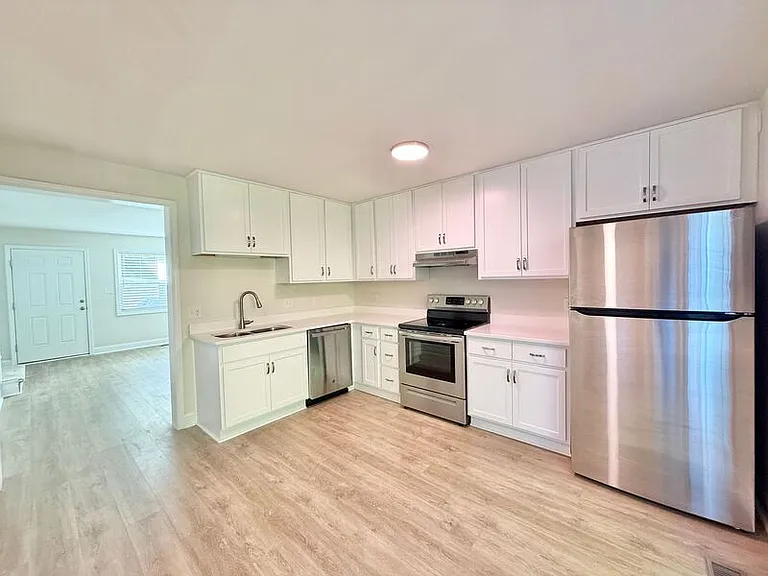 212 N Peartree Ln #C — Photo 6