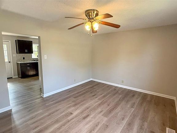 3rd image of 557 Vreeland Rd