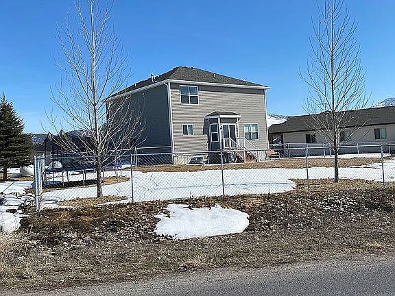 3rd image of 790 W Hillcrest Loop