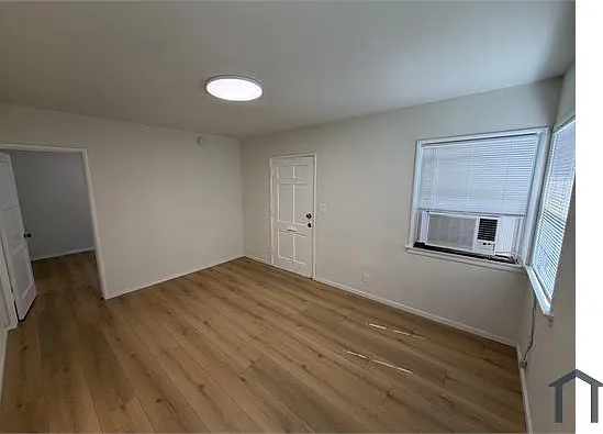 4606 Vineland Ave — Photo 2