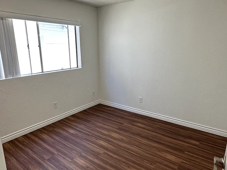 16205 Woodruff Ave — Photo 11