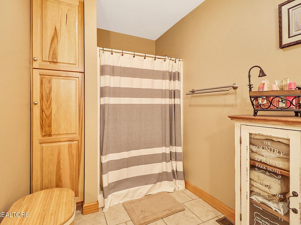 22nd image of 426 Allen Dr