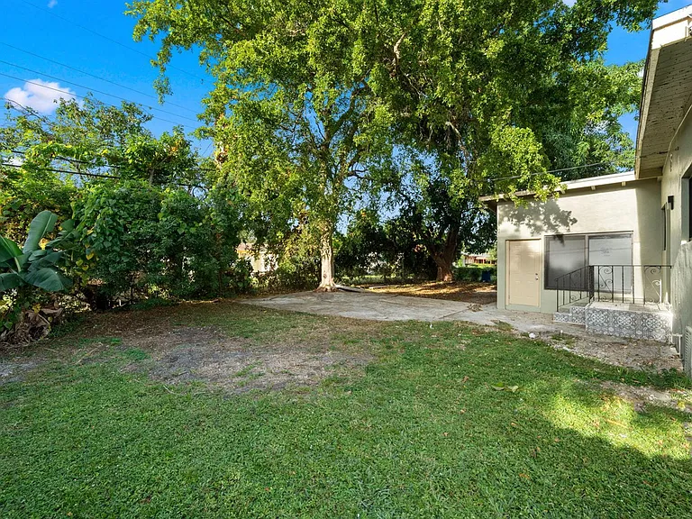 1300 NW 90th St — Photo 17