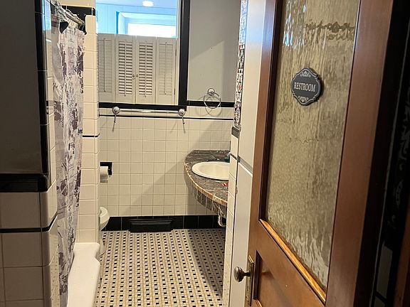 3rd image of 1072 Parkwood Blvd #2