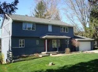 7468 Driftwood Dr, Fenton, MI 48430