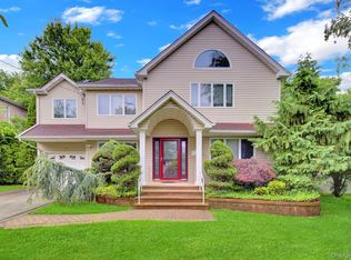 120 Greenway W, New Hyde Park, NY 11040
