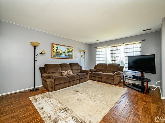 4th image of 65 Boehmhurst Ave