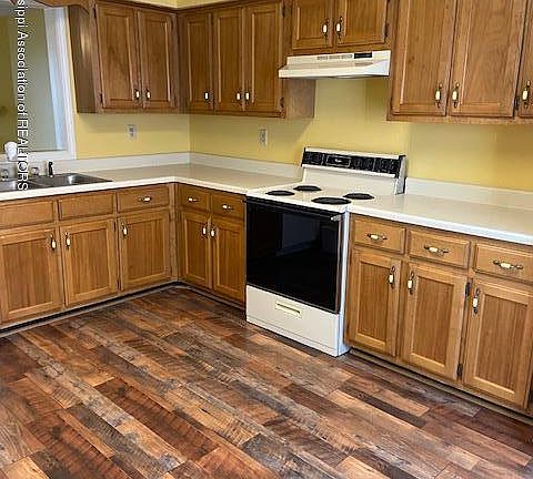 4th image of 8038 Creekwood Cir W