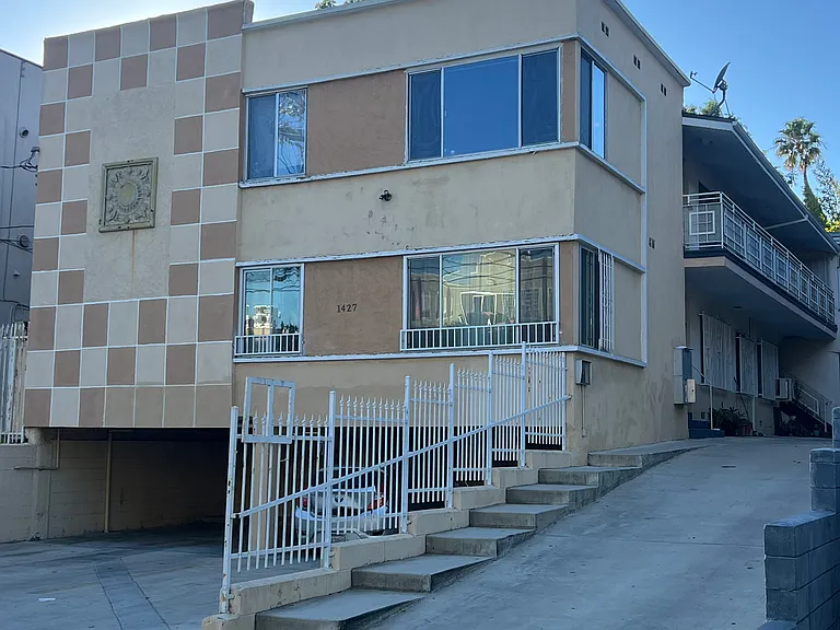 1427 N Martel Ave #6 — Photo 17