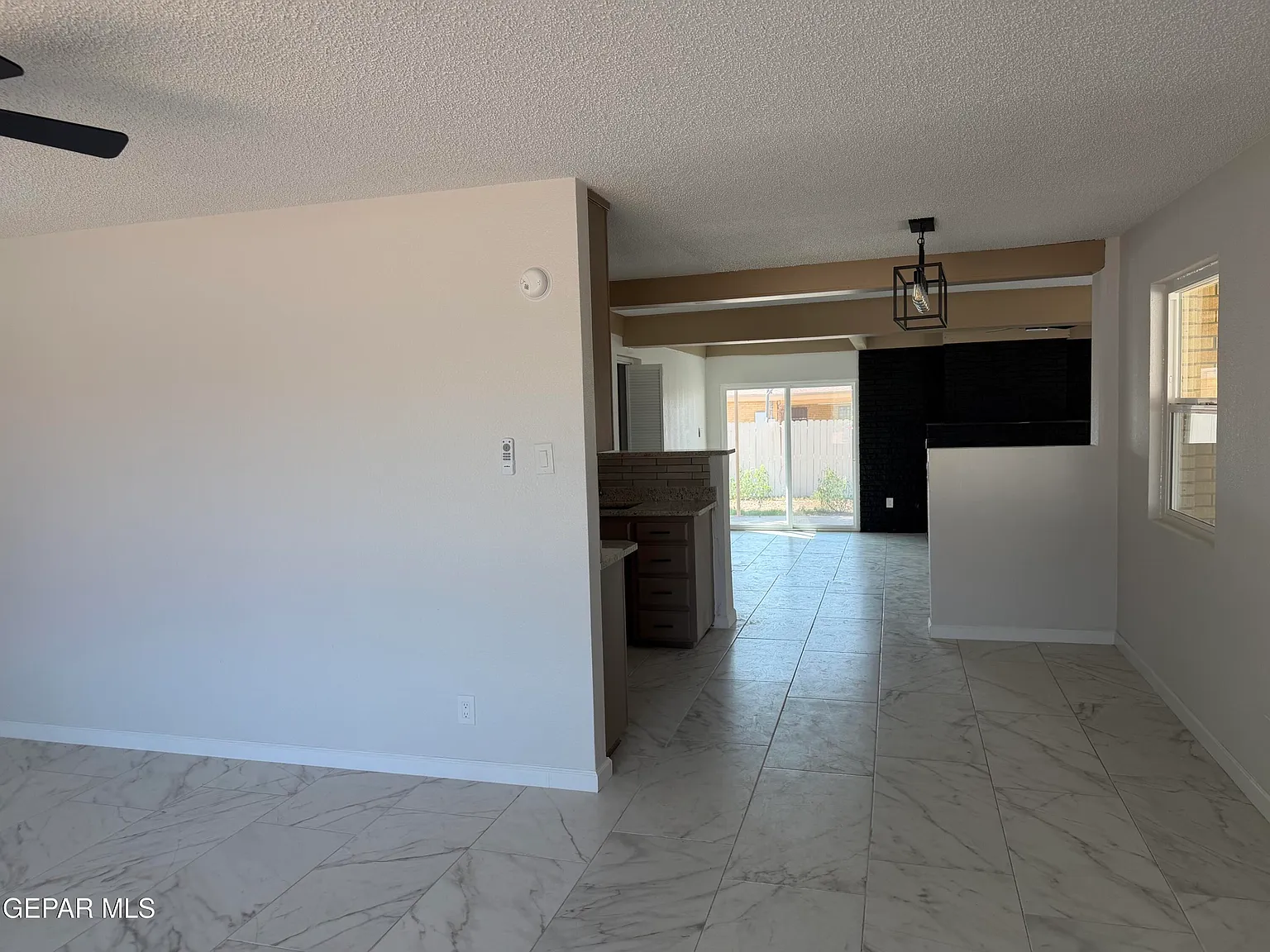 3 bed, 2.0 bath, 1827 sqft, $2,000 — Photo 4