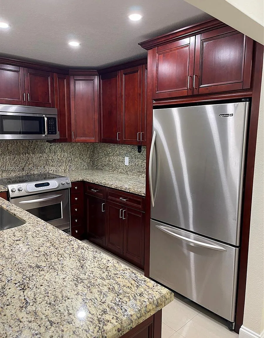 Riviera Park Condo — Photo 4