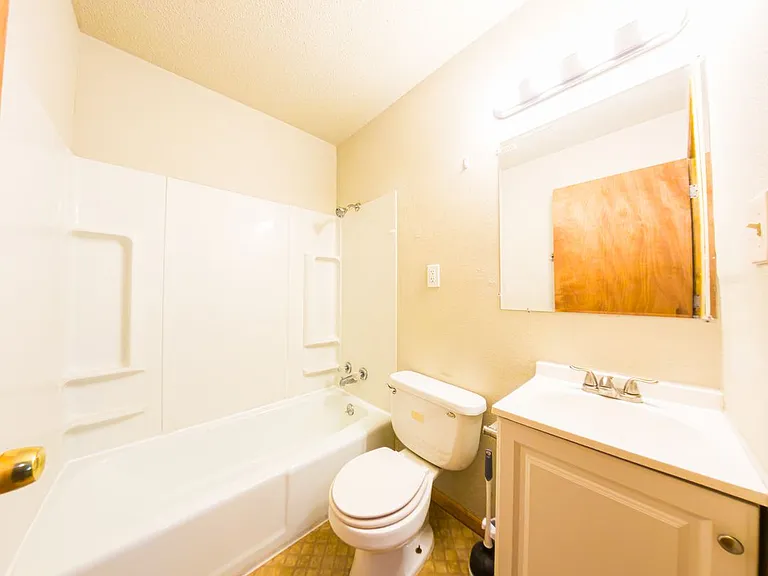 Raceway Park Apartments — Photo 5