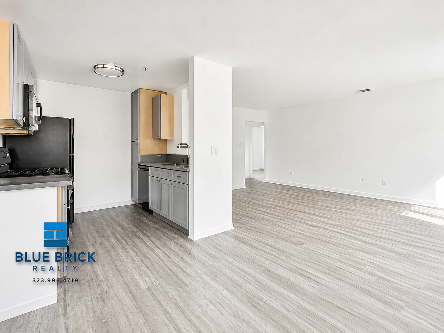 Bright Reseda 2-Bedroom with Central Air & Parking — Photo 3