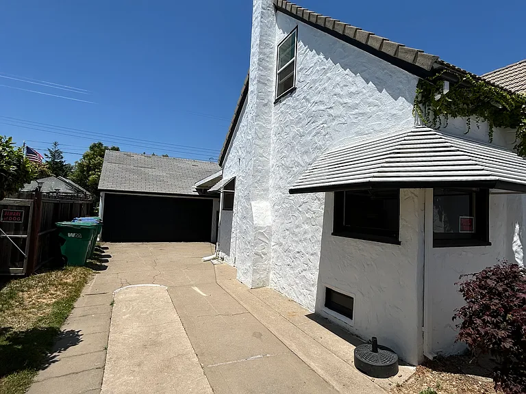 909 S Pleasant Ave — Photo 2