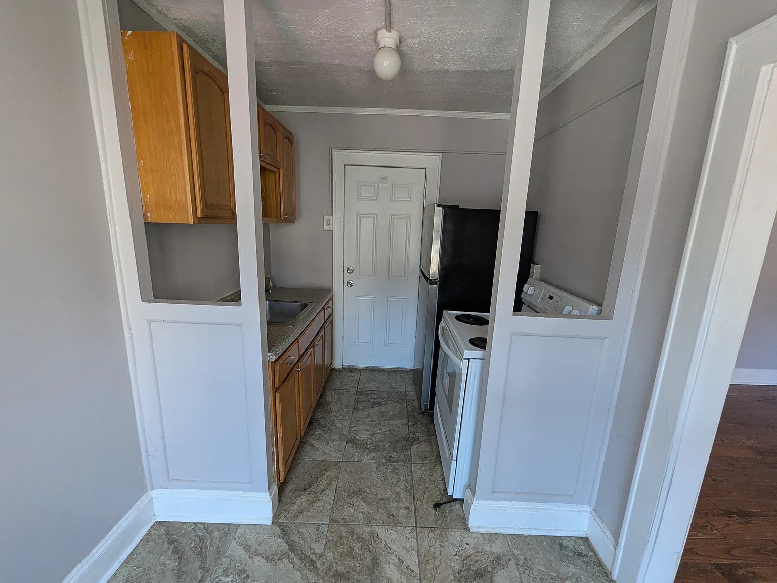 Studio, 900 sqft, $950 — Photo 2