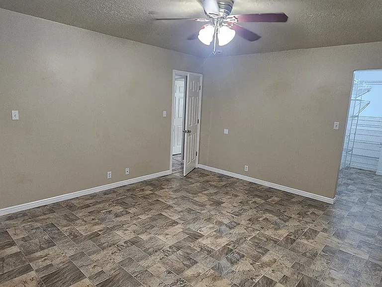 2318 E Claybourne Ave — Photo 11