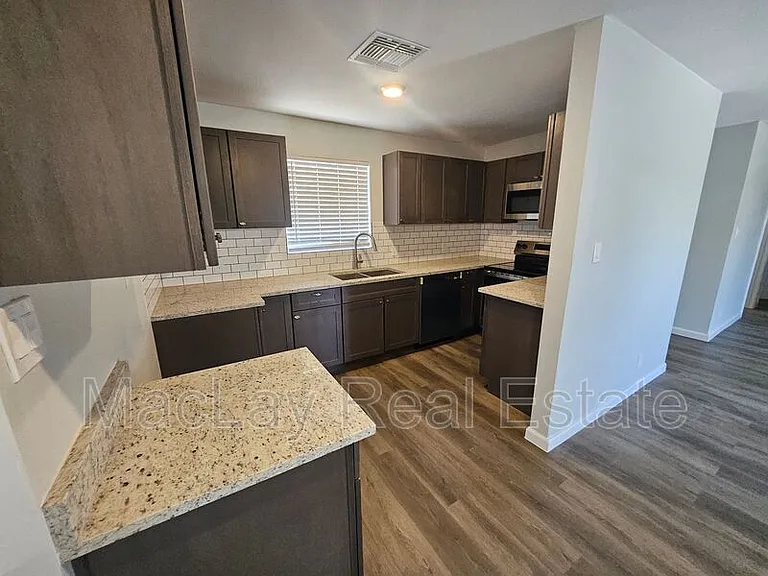 524 W 3rd Pl — Photo 3