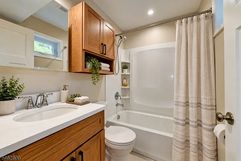 1 bed, 1.0 bath, $2,100 — Photo 3