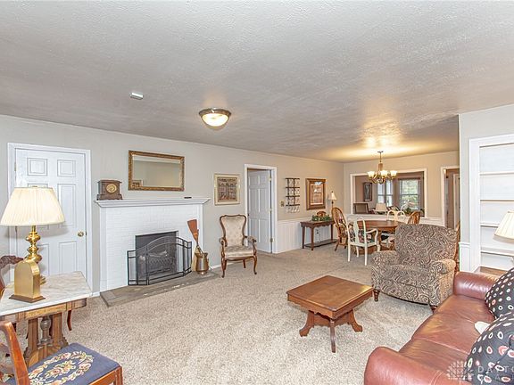3rd image of 1105 Chateau Dr