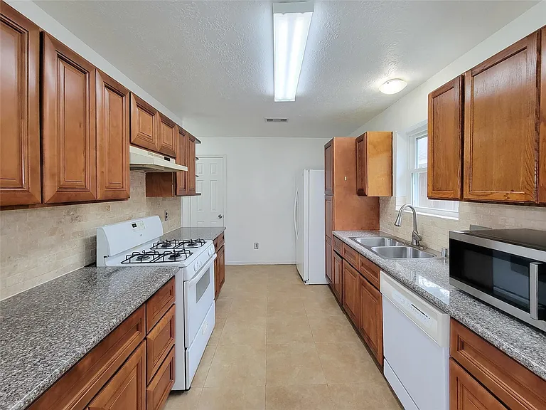 16807 Sussex Dr — Photo 22