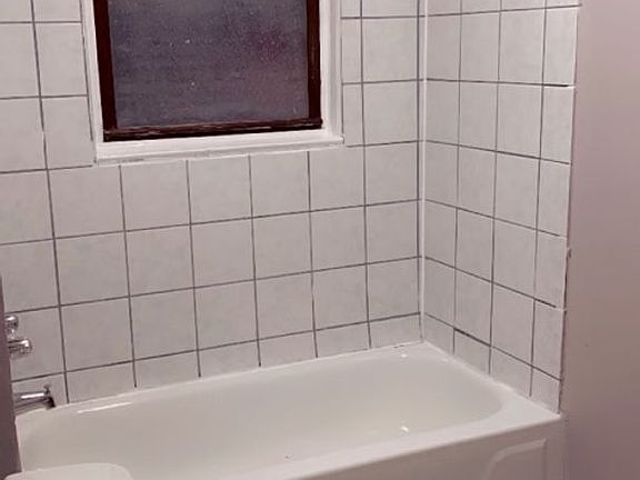 3rd image of 1601-15 W Montrose Ave #202