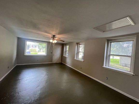 large living area includes new area rugs (same as in bedroom) and new privacy blinds - now installed.